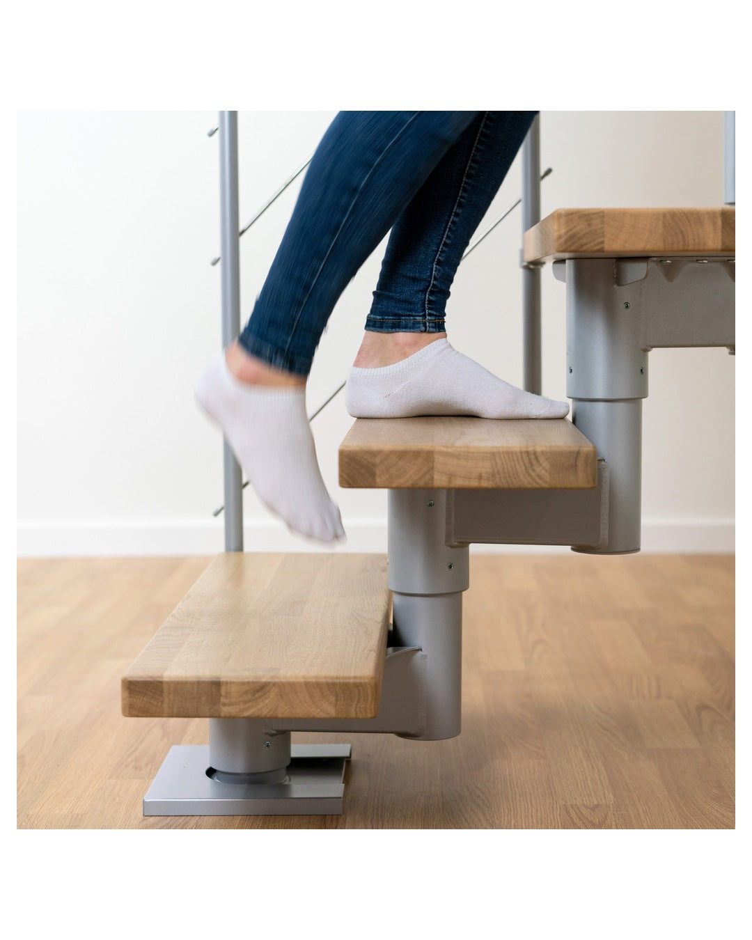 DOLLE Cork Perlgrau 75 cm mit Edelstahlgeländer – Eiche lackiert – ¼-gewendelt – Edelstahlgeländer