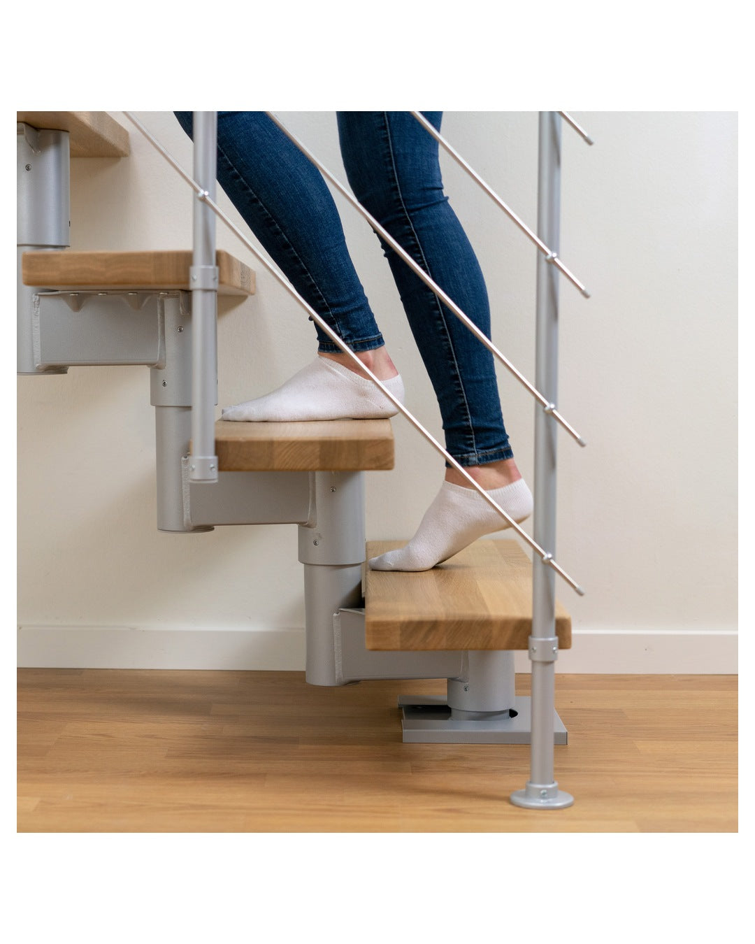 DOLLE Cork Perlgrau 75 cm mit Edelstahlgeländer – Eiche lackiert – Gerade – Edelstahlgeländer