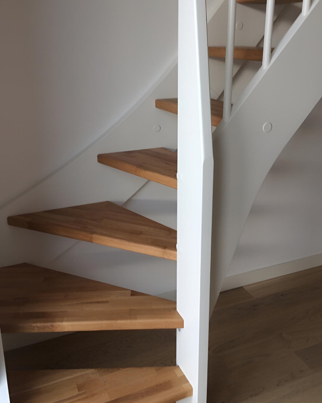 1/4 Premium Raumspartreppe Maßanfertigung Klarlack/Weiß