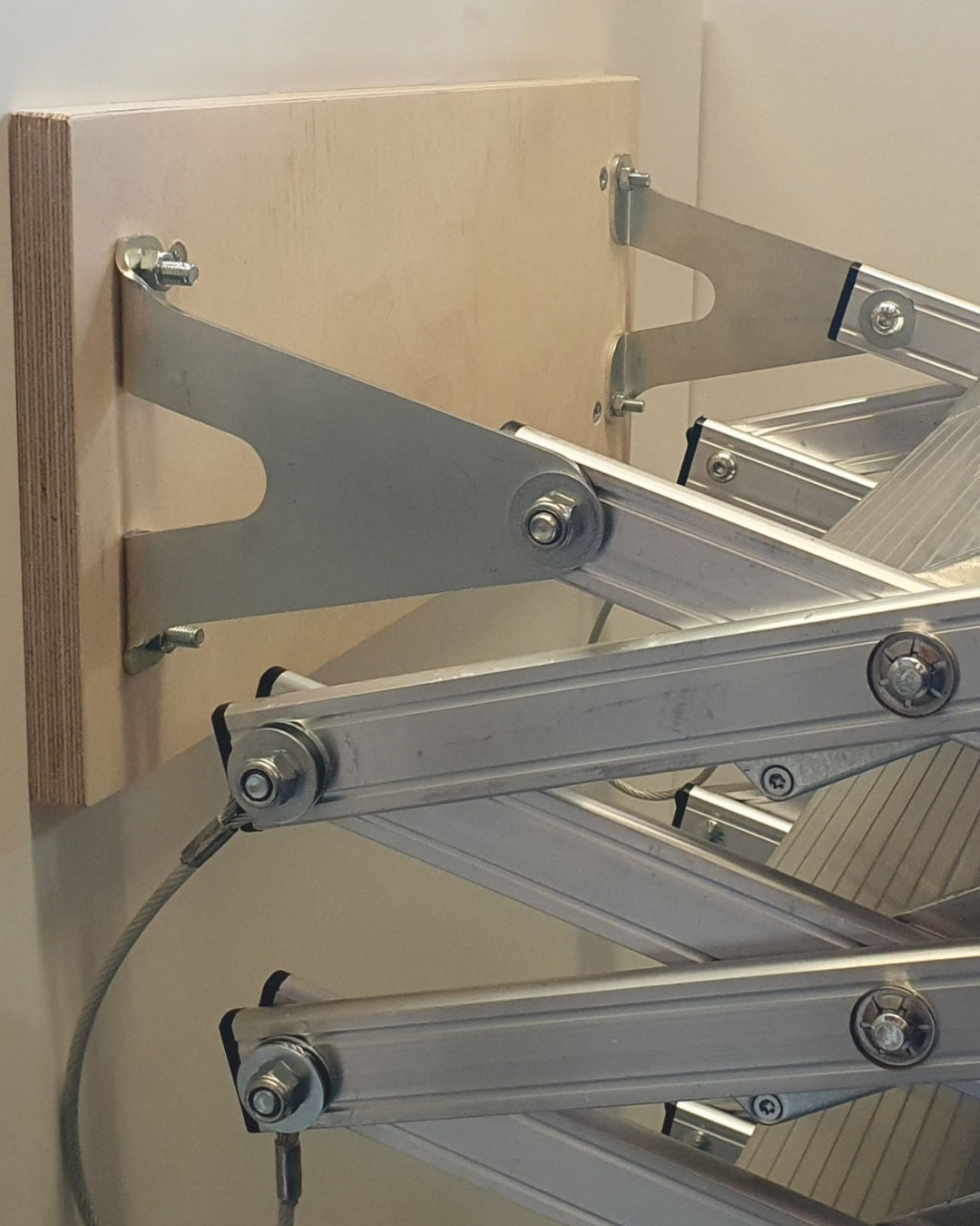Wellhöfer Alu-Scherentreppe mit Stirnbrett Wandmontage
