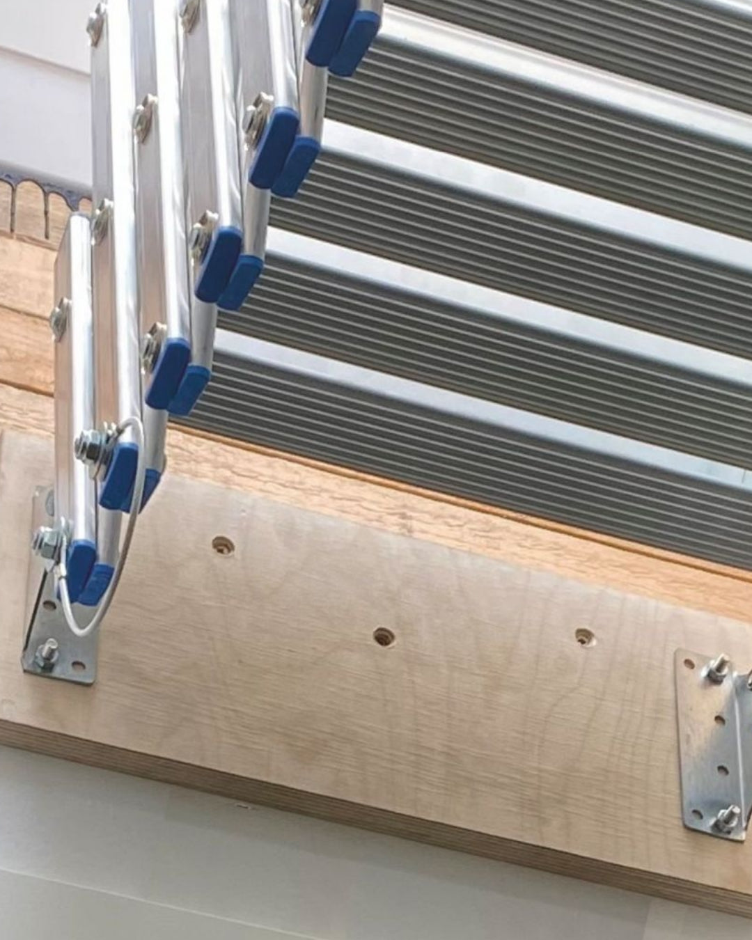 Alu-Scherentreppe WELLHÖFER mit Stirnbrett